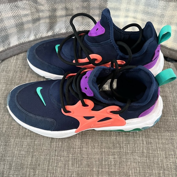 Nike kids shoes -size 5Y - Picture 2 of 4